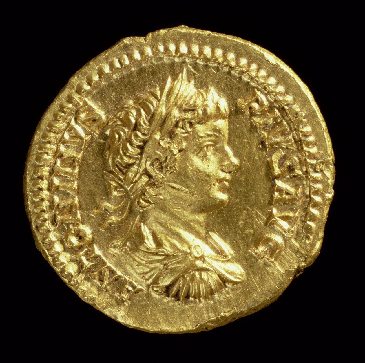 Aureus (avers) s hlavou Caracally (196-217 n. l.) přehozenou, s kyrysem, s vavřínovým věncem. Nápis: ANTONINVS PIVS AVG (zlato) (reverzní viz 119136) od Roman