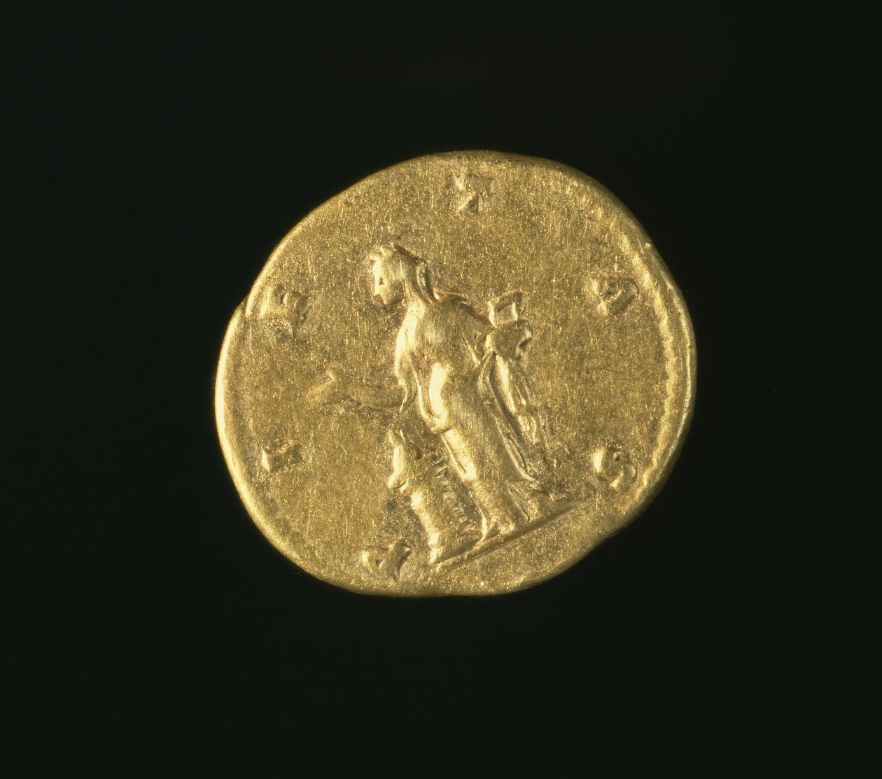 Aureus (revers) Lucilly, dcery Marka Aurelia (161-180 nl) zobrazující Pietas stojícího vlevo obětující nad oltářem. Nápis: PIETAS (zlato) (avers viz 119146) od Roman