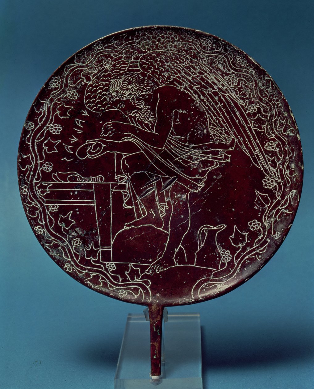 Zadní strana bronzového zrcadla zdobená scénou zobrazující starého muže, jak si prohlíží zvířecí játra, nese jméno Chalenas (řecký věštec) od Roman