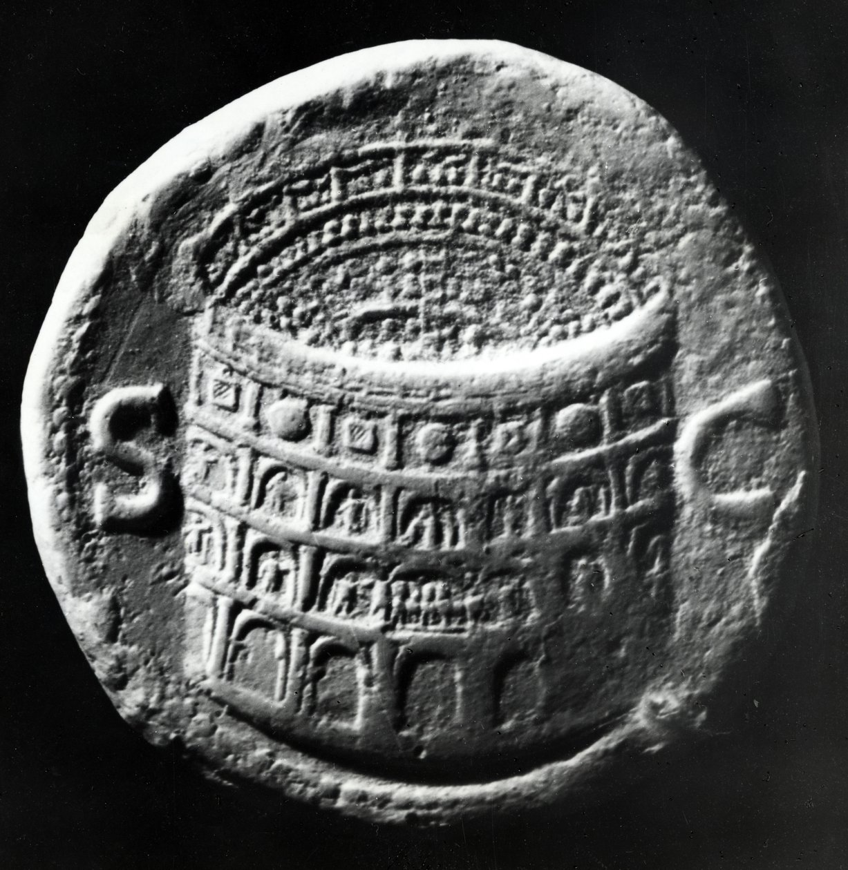 Mosaz Sestertius ukazuje letecký pohled na Koloseum, kolem 80-81 nl (mosaz) od Roman
