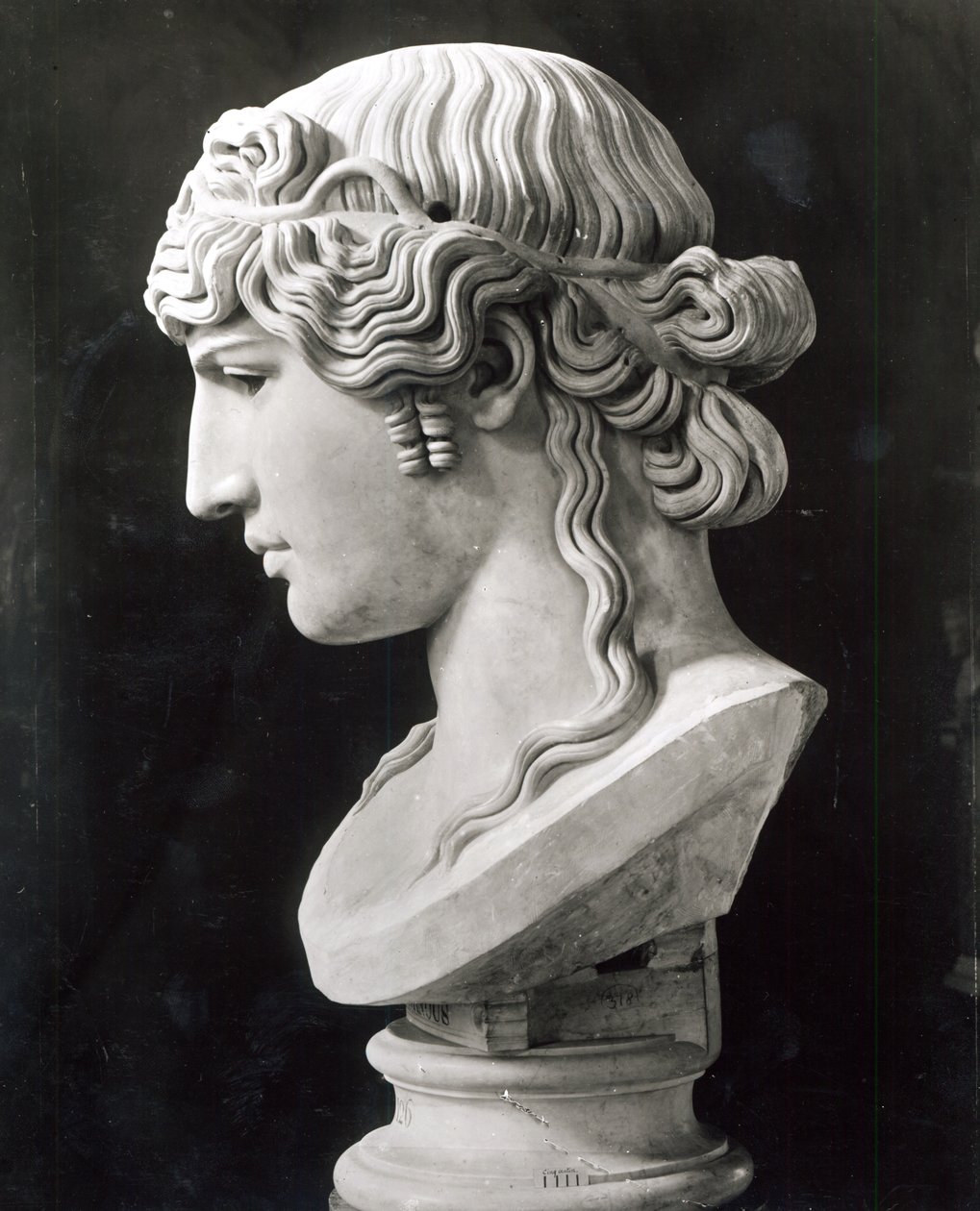 Busta Antinouse (asi 110-30) zvaná "Antinous Mondragone", asi 130-138 n. l. (mramor) od Roman