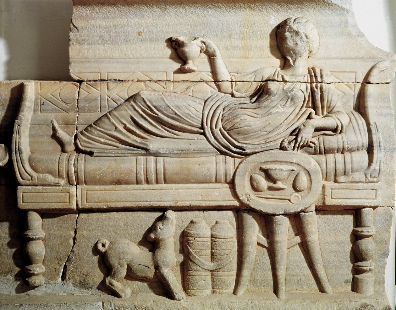 Detail sarkofágu zobrazující ženu ležící na lavičce od Roman