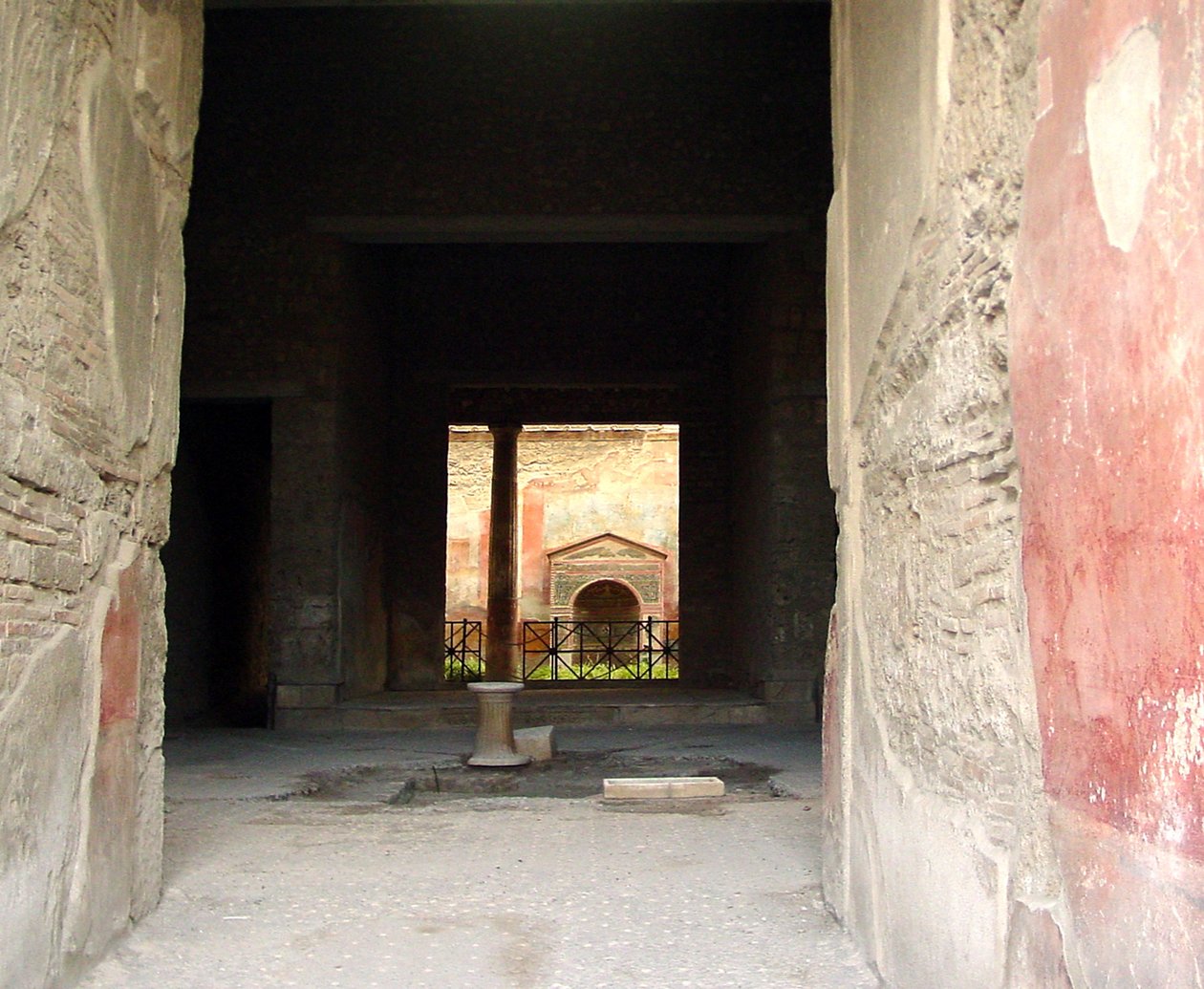 Vchod do domu od Roman