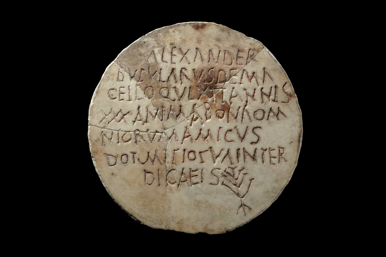 Náhrobek „Alexandra, prodavače uzenin (butularius) na trhu (macellum), který žil 30 let, dobrá duše a přítel všech“, (mramor) od Roman