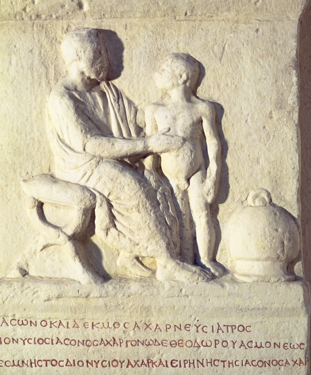 Reliéf zobrazující návštěvu lékaře s řeckým nápisem od Roman