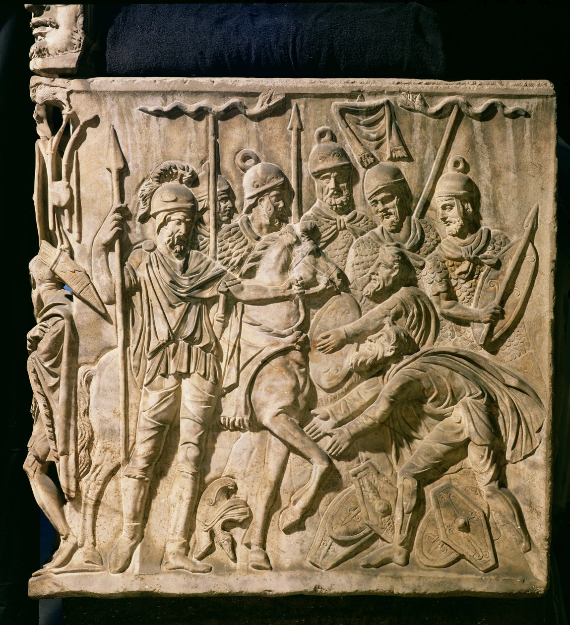 Reliéf ze sarkofágu zobrazující podrobení barbara římské jednotce od Roman