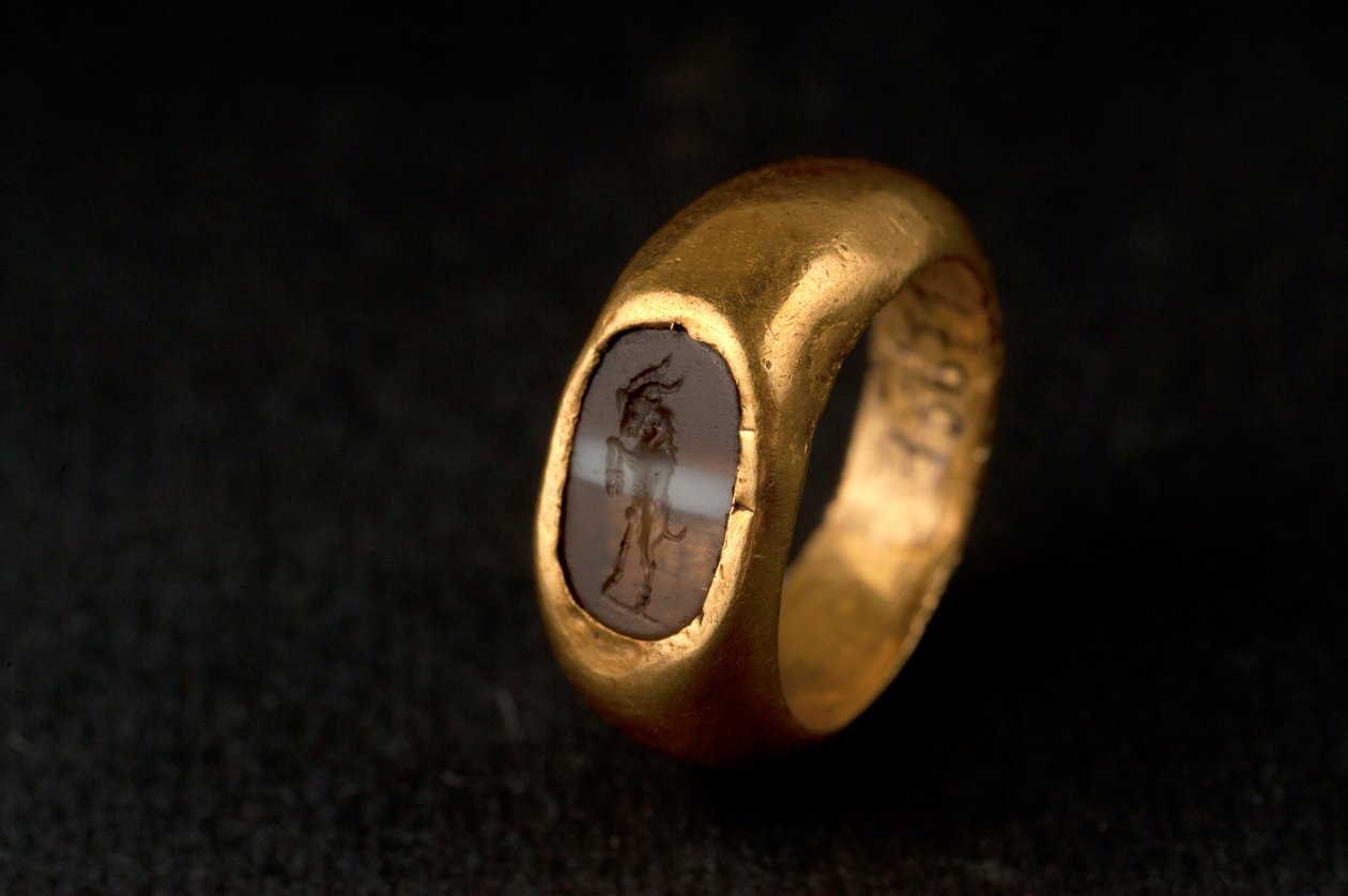 Prsten (zlato, chalcedon a achát) od Roman