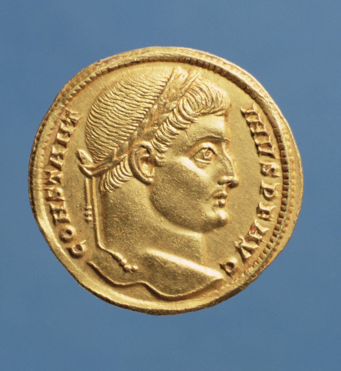 Solidus (avers) Konstantina I. Velikého (306-337) s vavřínovým věncem. (zlatá) Nápis: CONSTANTINVS P F AVG od Roman