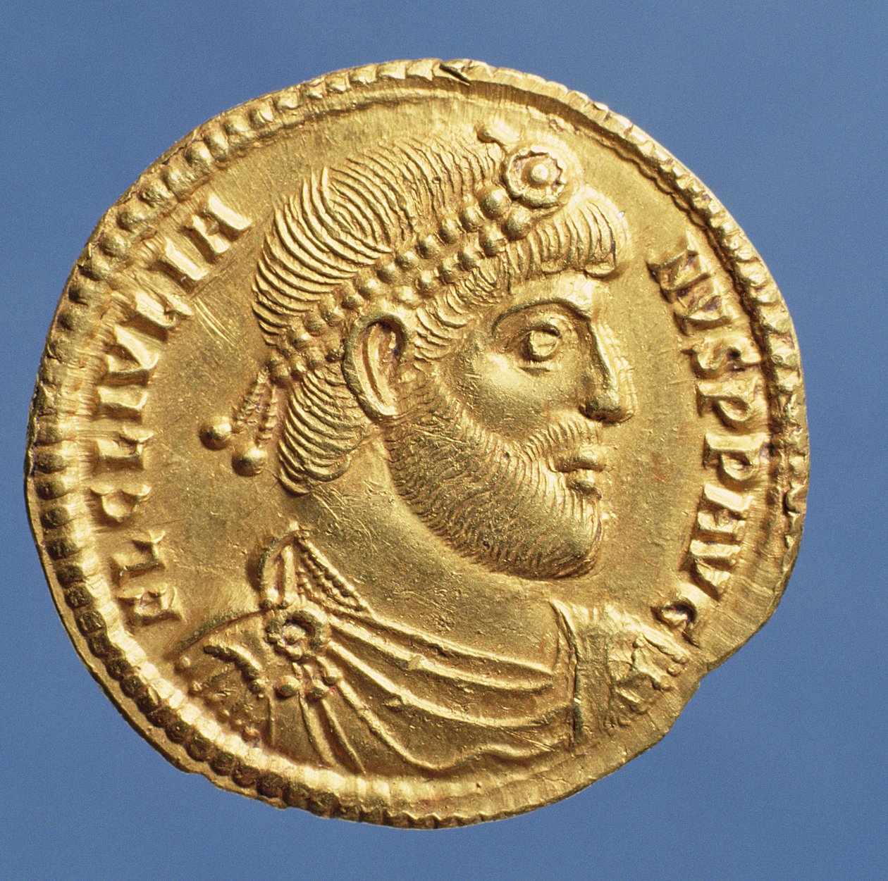 Solidus (avers) Juliana Odpadlíka (361-363) zahalený, s kyrysem, na hlavě diadém. Nápis: FL CL IVLIANVS P P AVG (zlato) od Roman