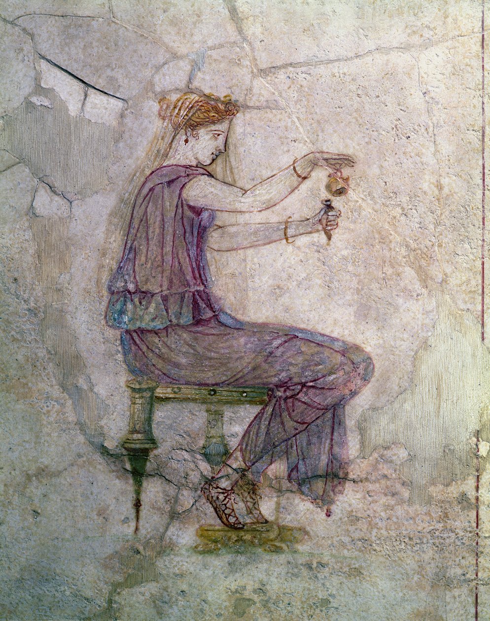 Žena nalévá parfém do lahvičky od Roman