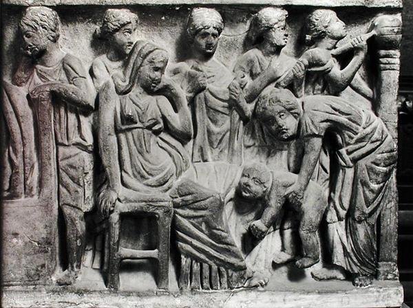 Reliéf zobrazující ženu plačící nad zesnulým, detail ze sarkofágu Conclamation od Roman Roman