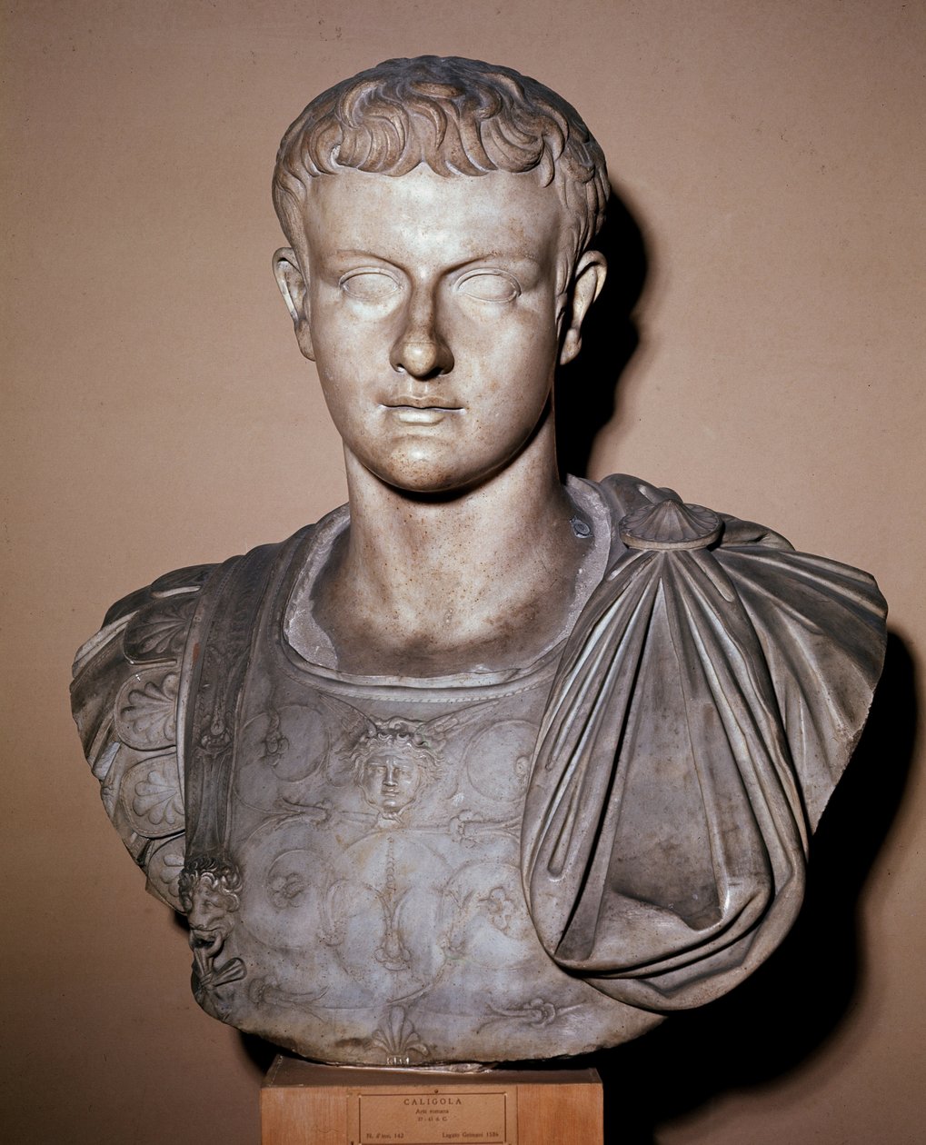 Busta Caliguly (mramorová socha od Roman