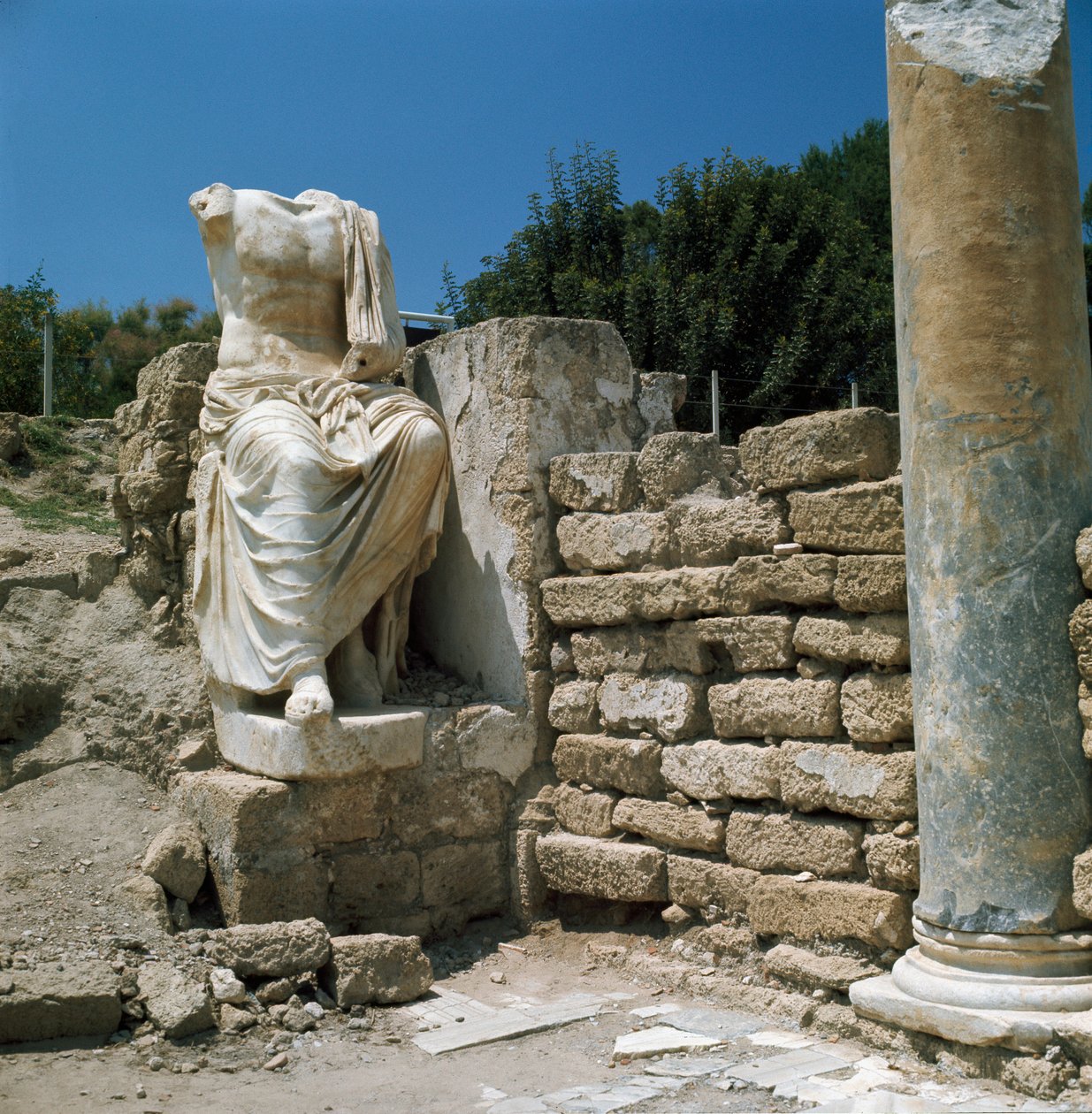 Socha a archeologické pozůstatky od Roman