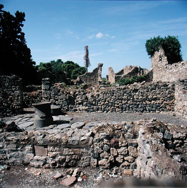 Pohled na zničené domy od Roman