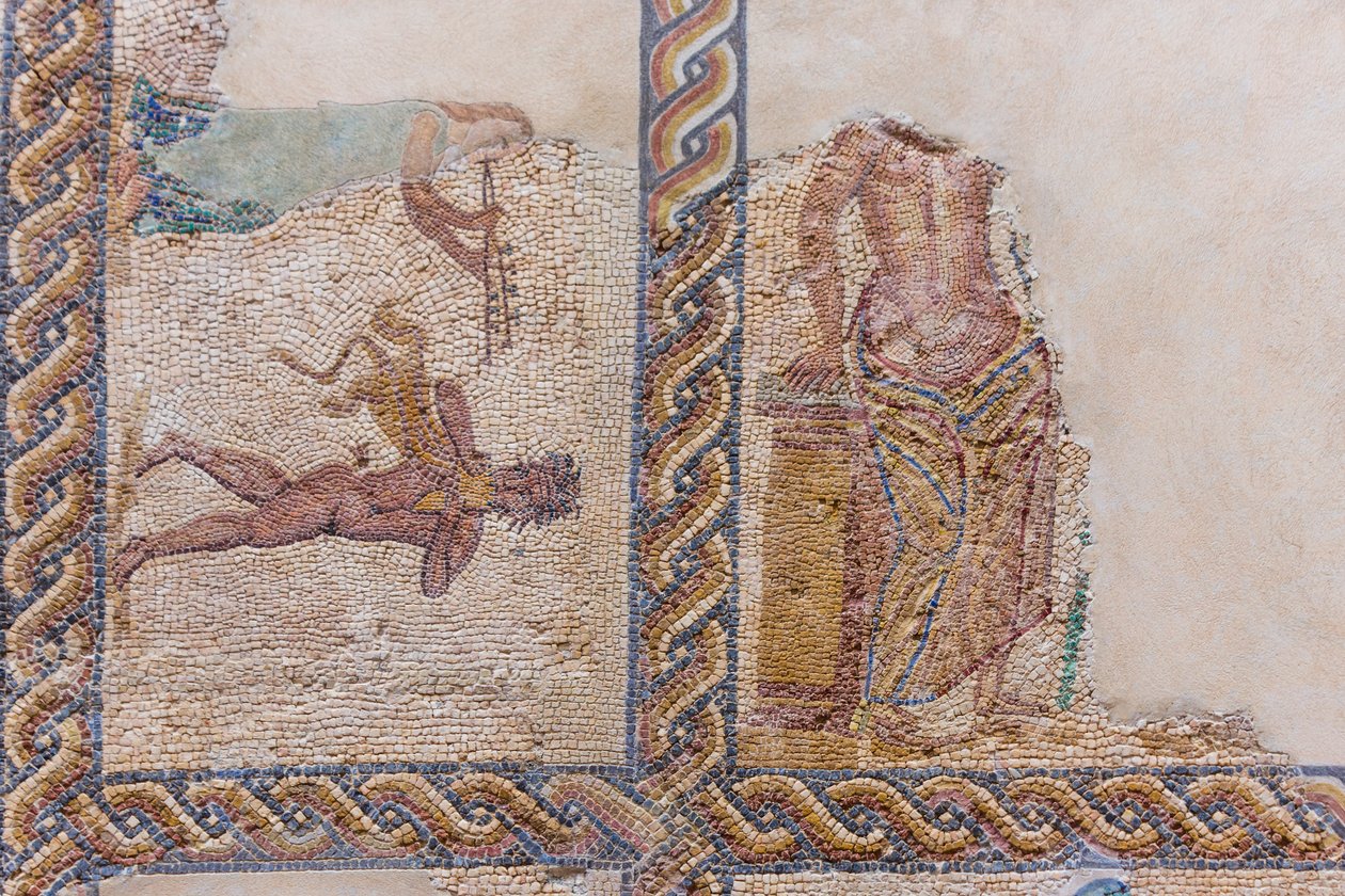 Vystaveny částečně poškozené mozaiky od Roman Roman