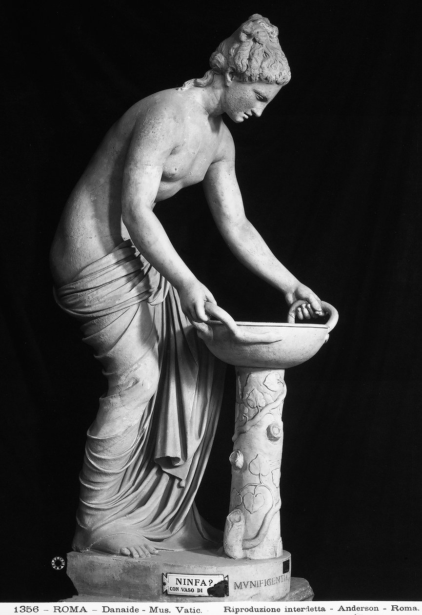 Socha zobrazující Danaide (mramor) od Roman Roman