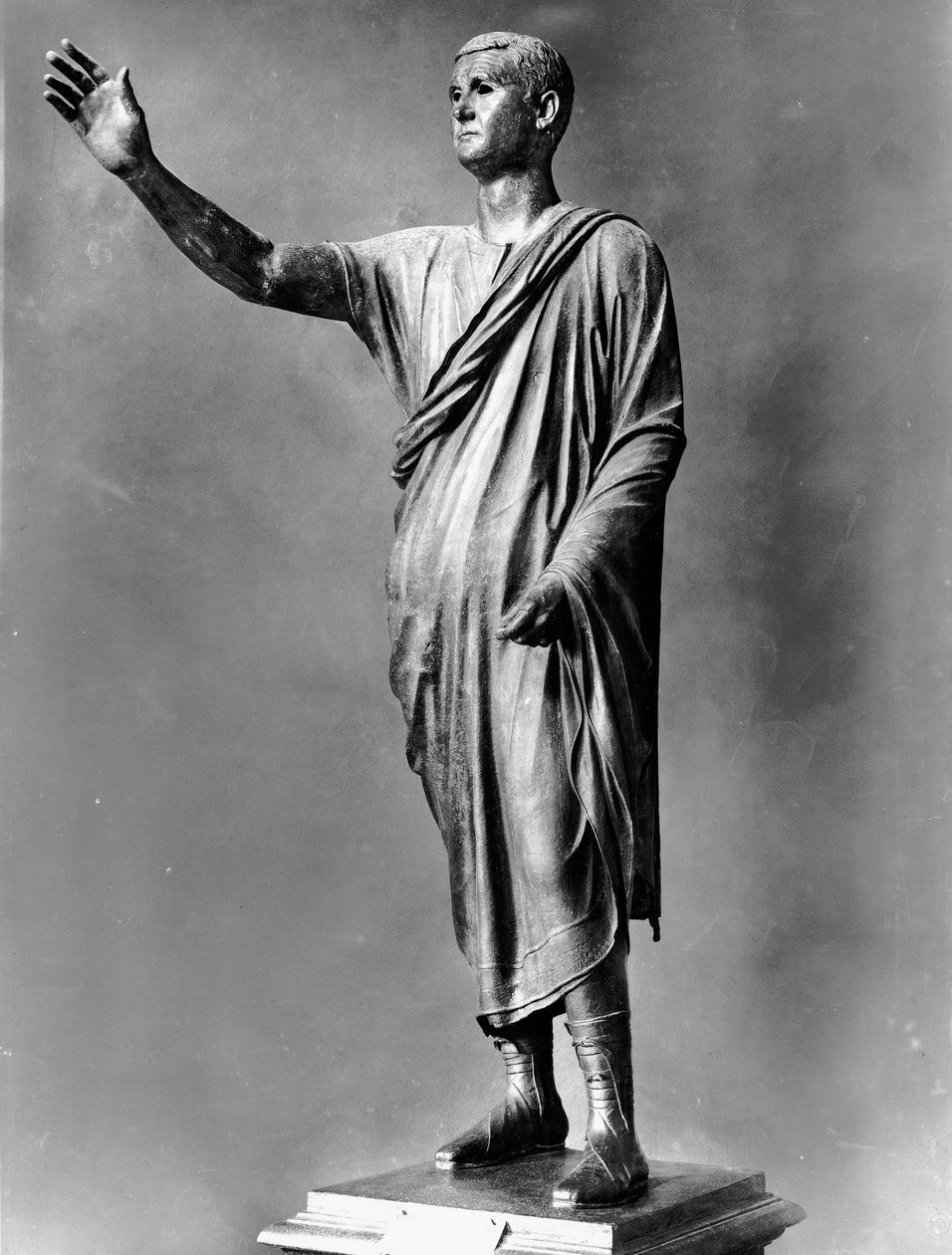Socha římského řečníka (bronzová) od Roman Roman