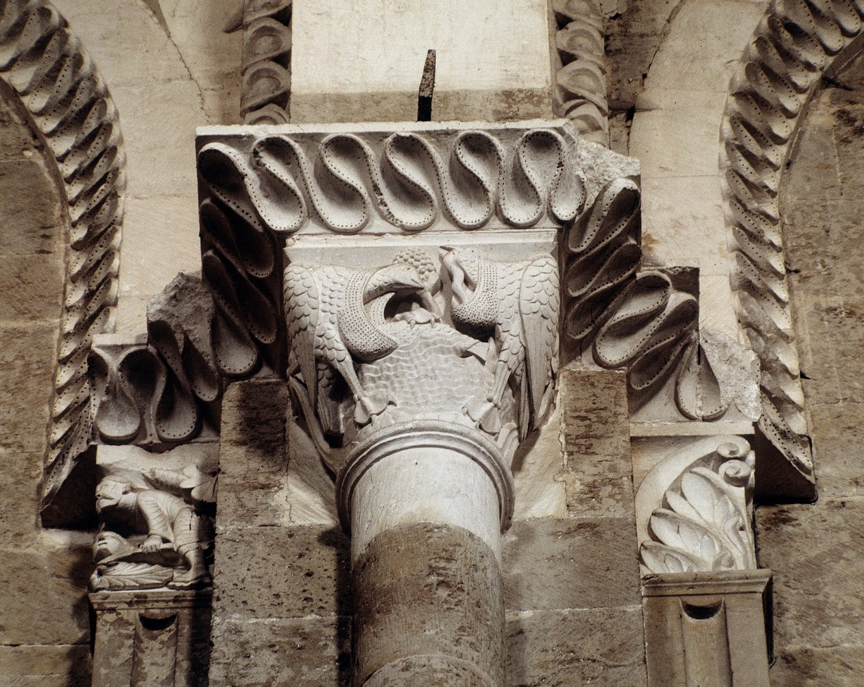 Ptáci jedí ryby a červy (vyřezávaný kapitál) od Romanesque