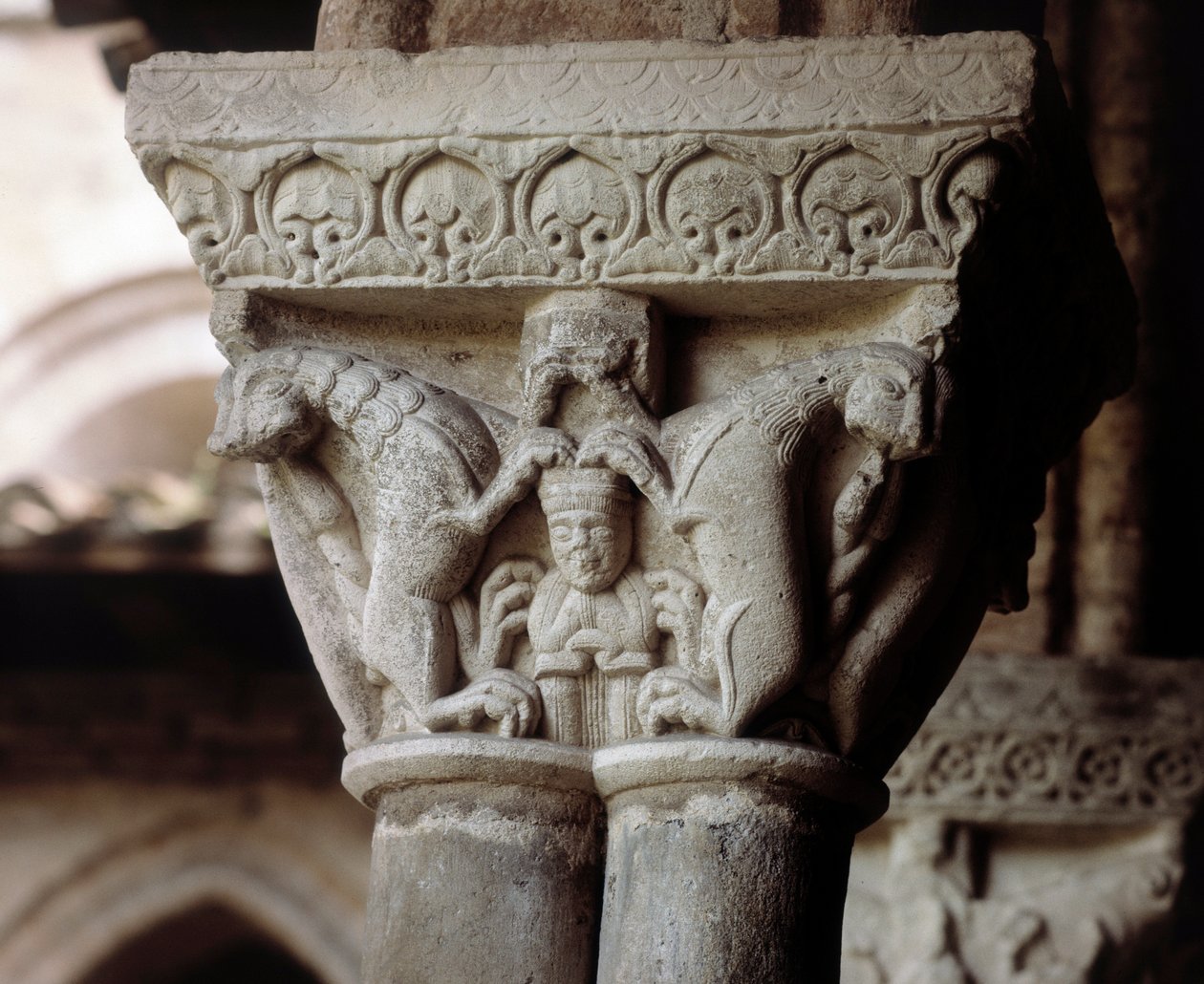 Kapitál představující Daniela v jámě lvové (socha od Romanesque