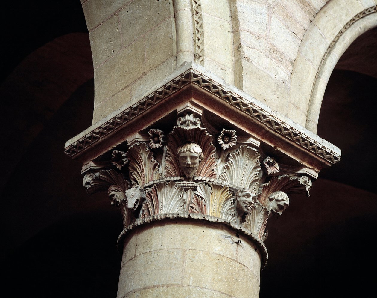 Vyřezávaný kapitál od Romanesque