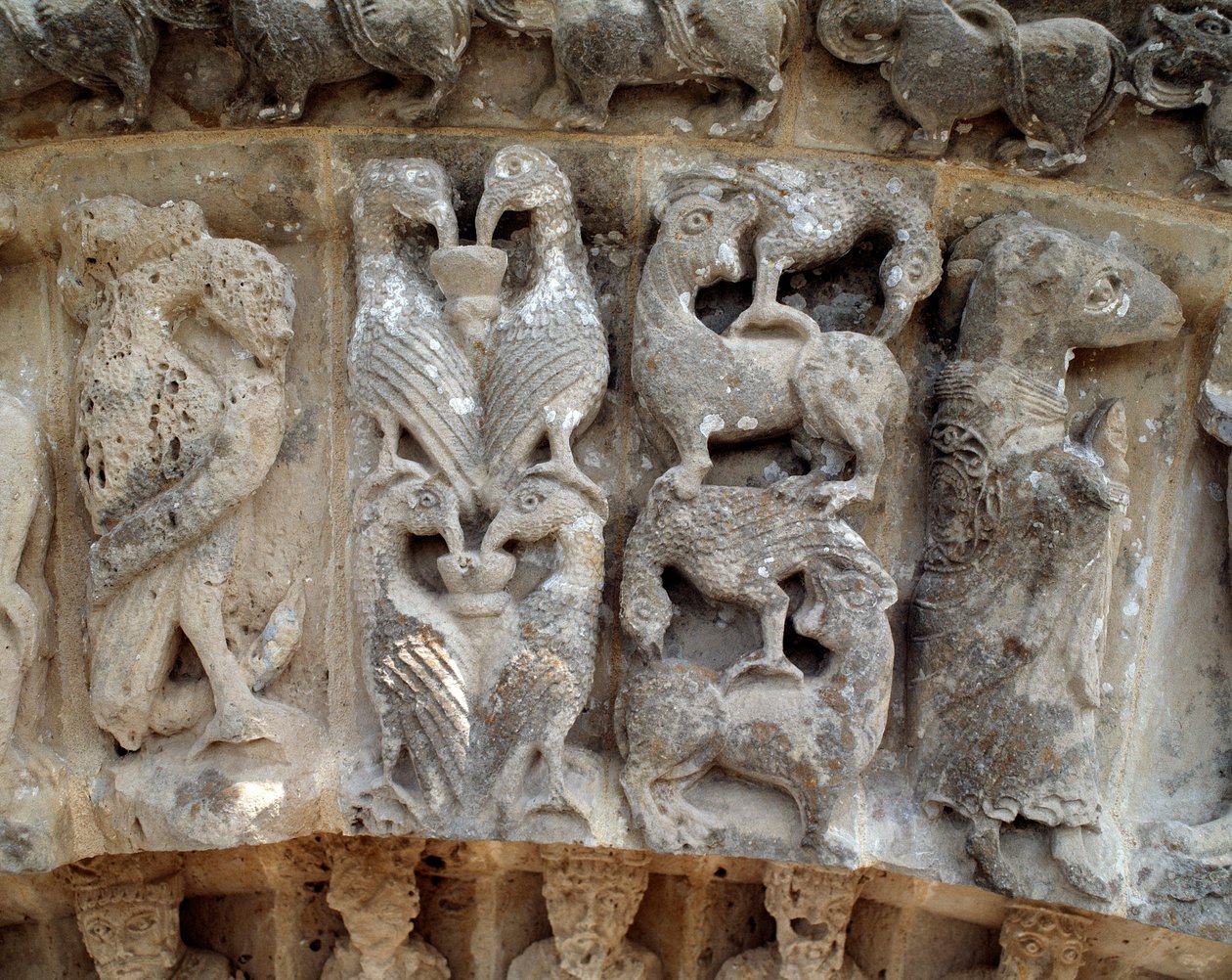 Detail soch jižního portálu od Romanesque
