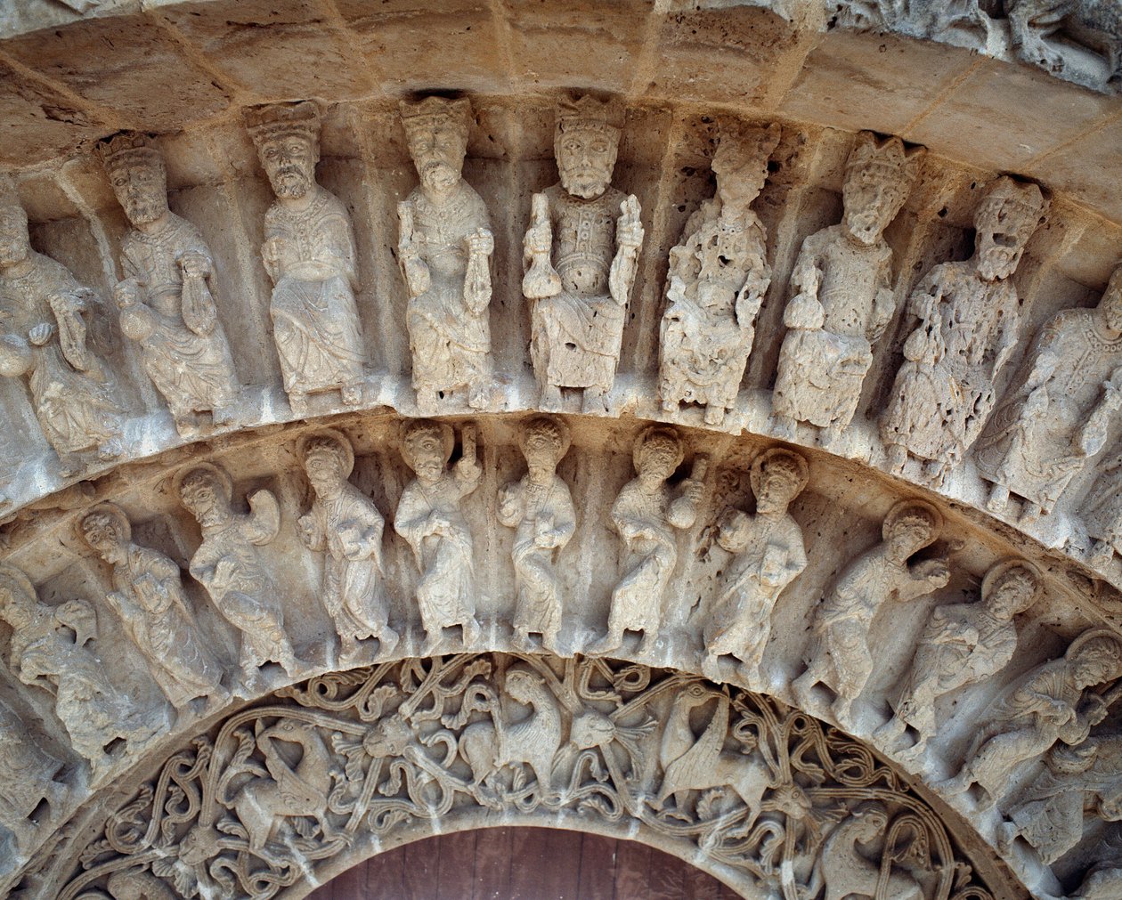 Detail soch jižního portálu od Romanesque