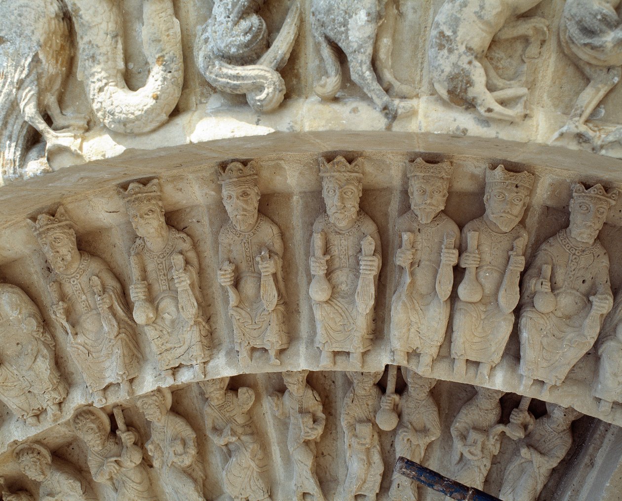 Detail soch jižního portálu od Romanesque