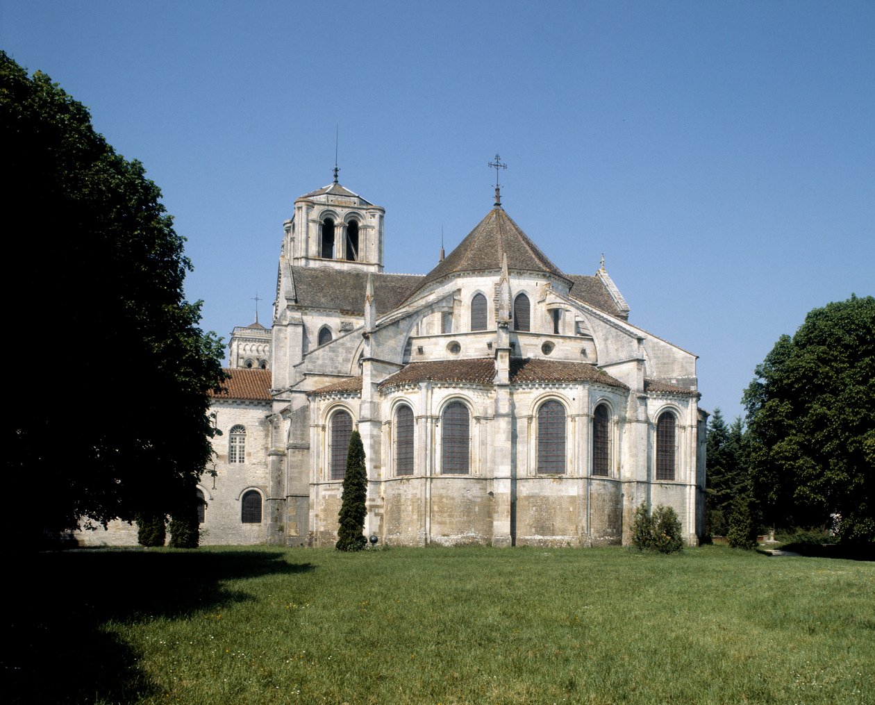 Celkový pohled na baziliku od Romanesque