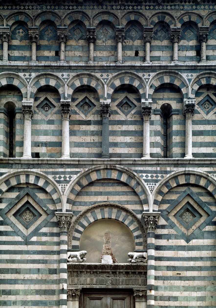 Románské umění: detail polychromované fasády od Romanesque
