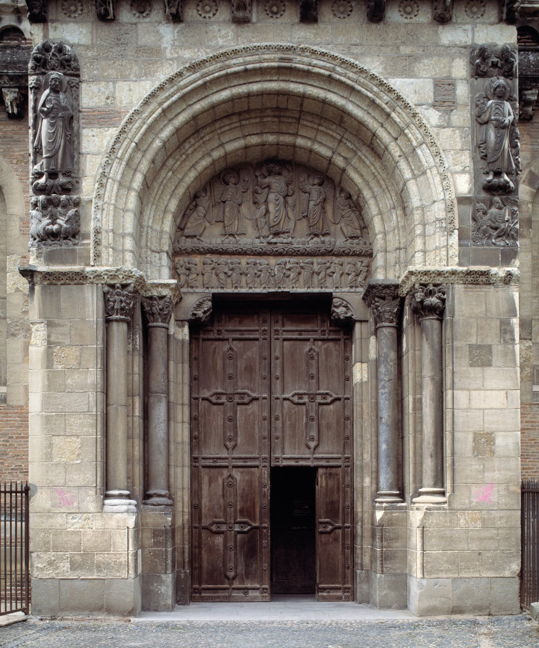 Jižní portál baziliky od Romanesque