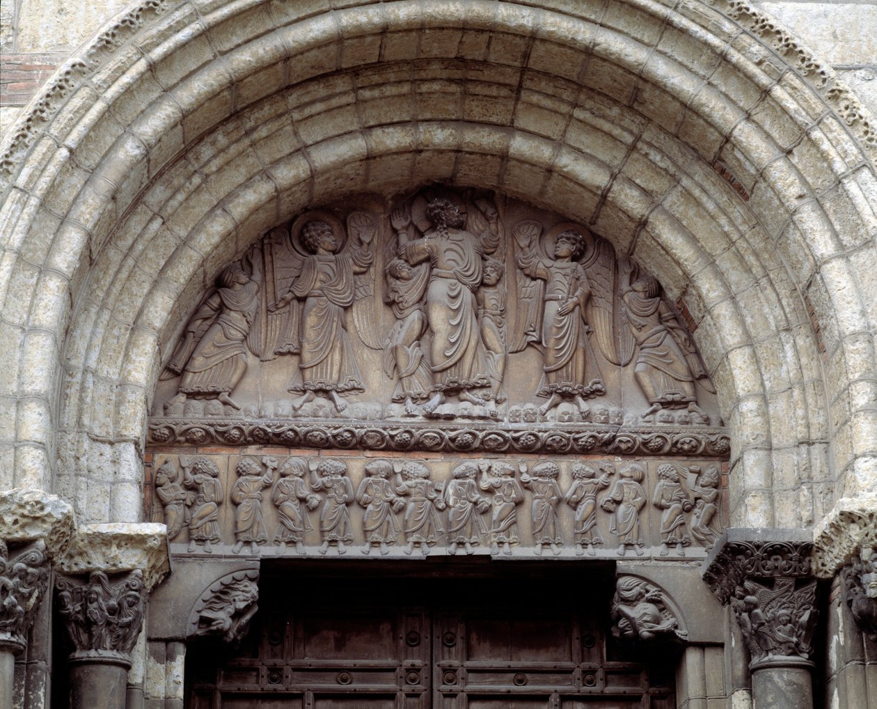 Nanebevstoupení, jižní portál baziliky (socha) od Romanesque