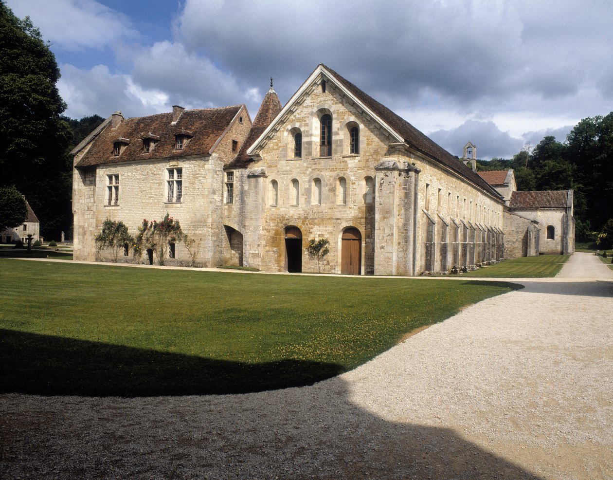 Pohled na vězení, skriptorium a kapitulní síň od Romanesque