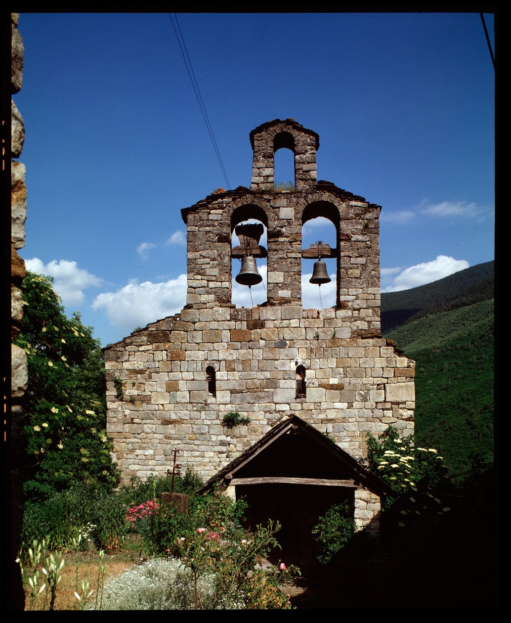 Pohled na kostel (fotografie) od Romanesque