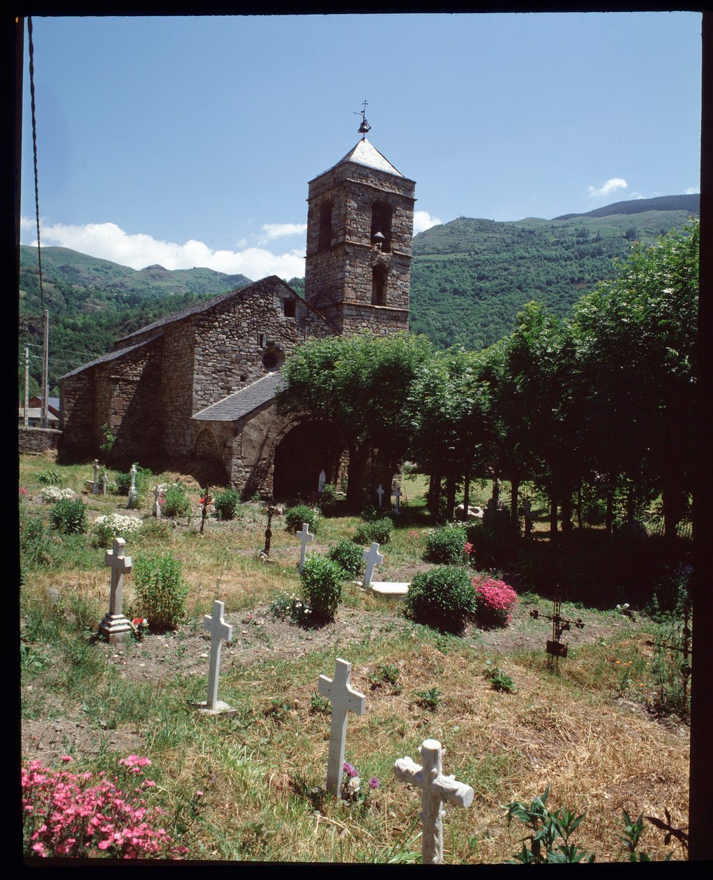 Pohled na kostel a hřbitov (fotografie) od Romanesque