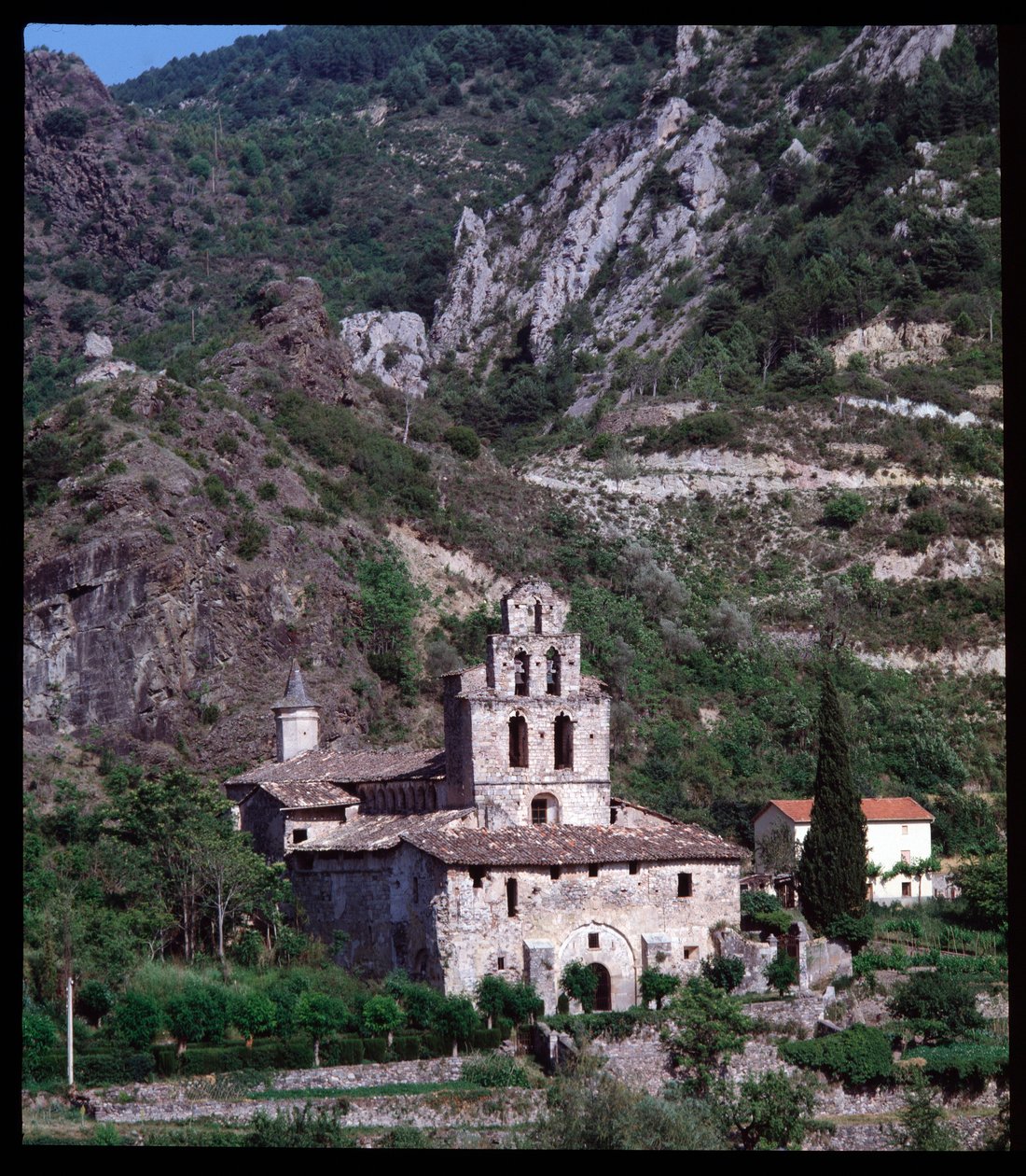 Pohled na kostel se zvonicí od Romanesque