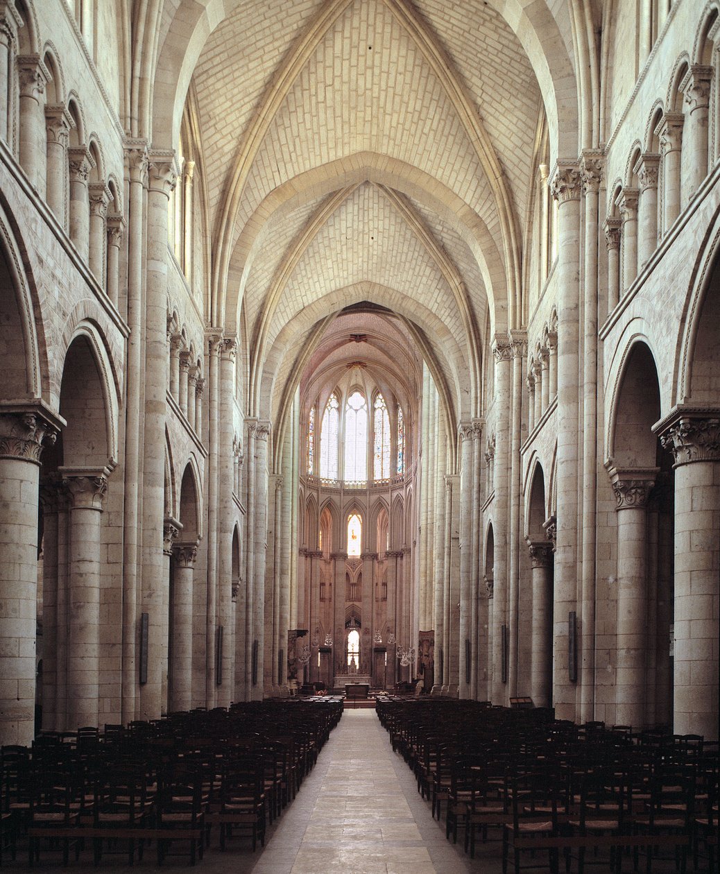 Pohled do hlavní lodi od Romanesque