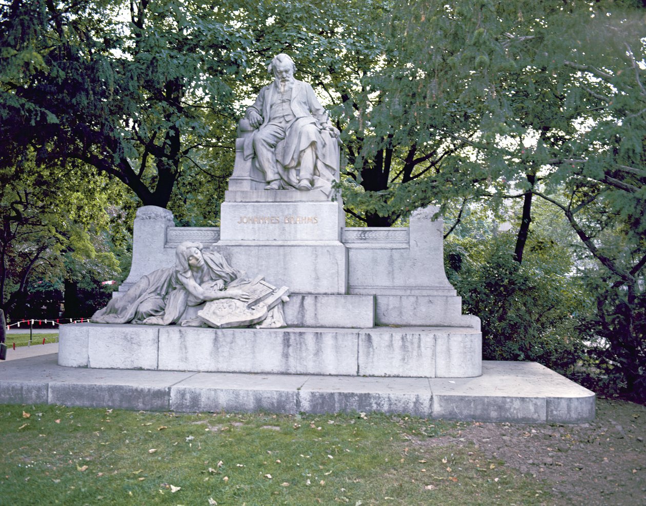 Pomník Johannese Brahmse (1833-97) 1908 (mramor) od Rudolf von Weyr