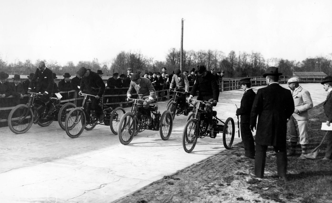 Soutěžící v závodě motorizovaných tříkolek v Petrohradu, kolem roku 1899 od Russian Photographer