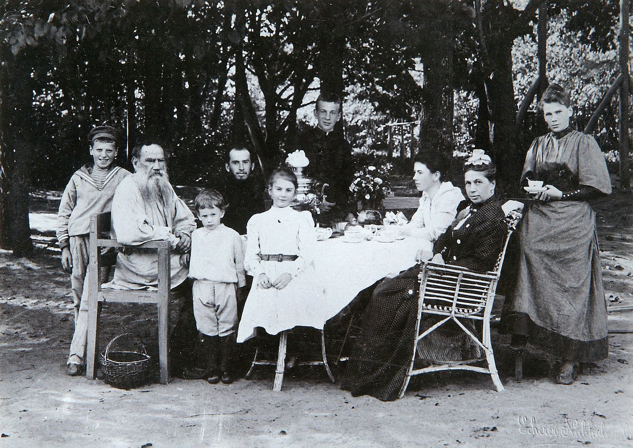 Rodinný portrét autora Lva N. Tolstého, z ateliéru Scherer, Nabholz und Co. od Russian Photographer