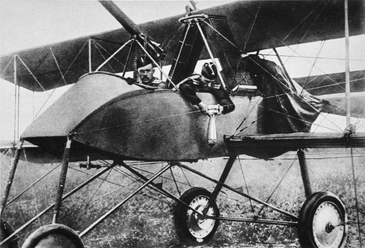 Upevnění bomby před startem, letci našeho spojence na východní frontě, z The Illustrated War News, 1916 od Russian Photographer