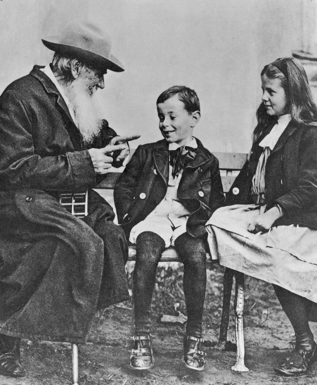 Portrét Lva Nikolajeviče Tolstého (1828-1910) se svými vnoučaty (viz také 105767) od Russian Photographer