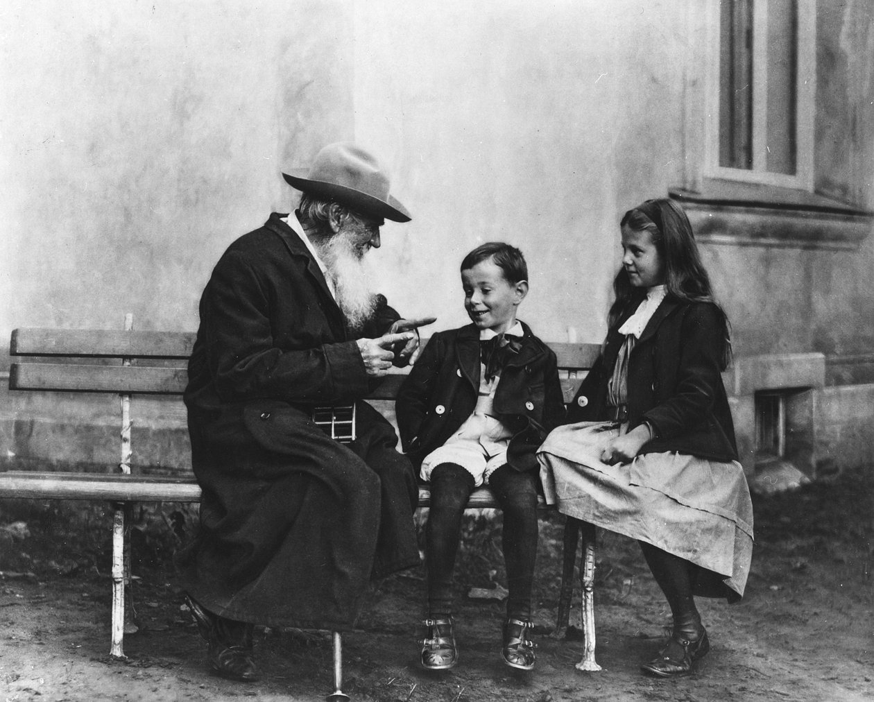 Portrét Lva Nikolajeviče Tolstého (1828-1910) se svými vnoučaty (viz také 230155) od Russian Photographer