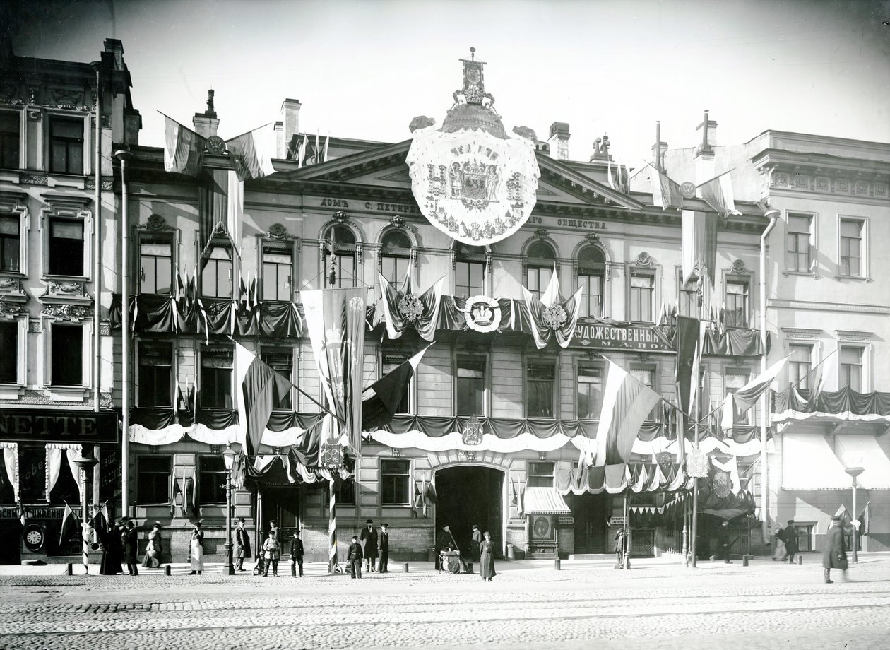Prostory petrohradské obchodní společnosti vyzdobené na oslavu korunovace Mikuláše II., 1896 od Russian Photographer