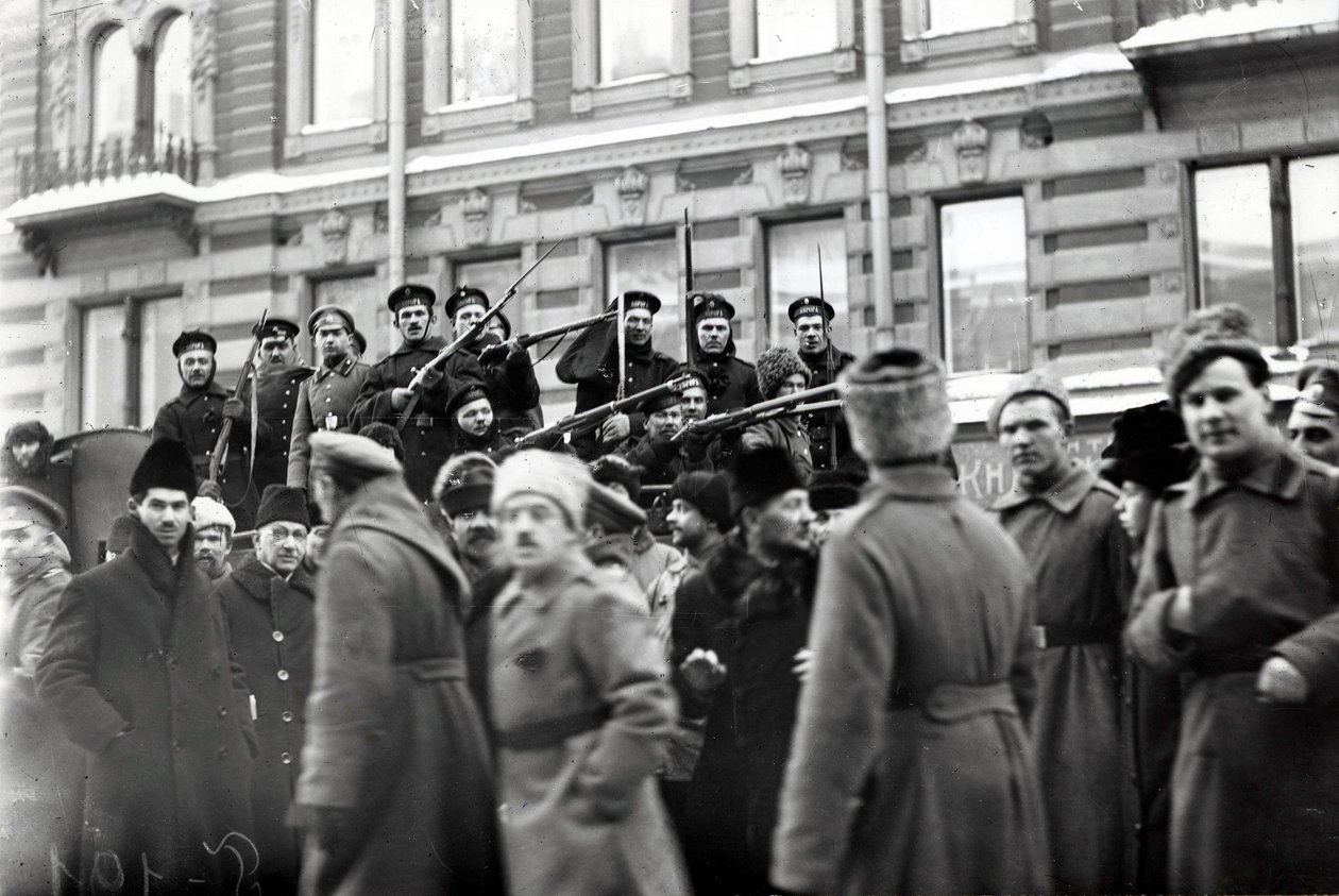 Revoluční vojáci a námořníci v ulicích Petrohradu, únor 1917 od Russian Photographer