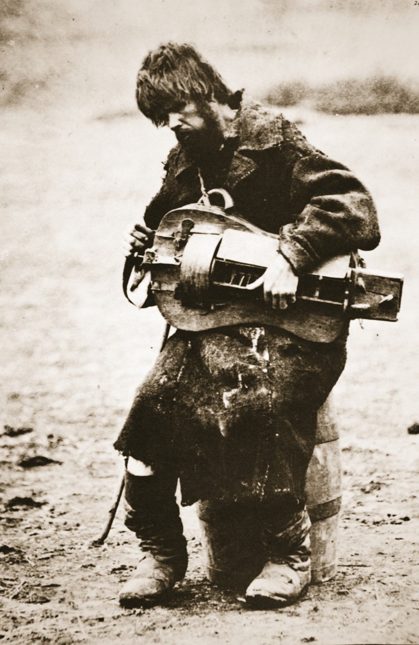 Ruský rolník hrající na gurdy, cca 80. léta 19. století (sépiová fotografie) od Russian Photographer