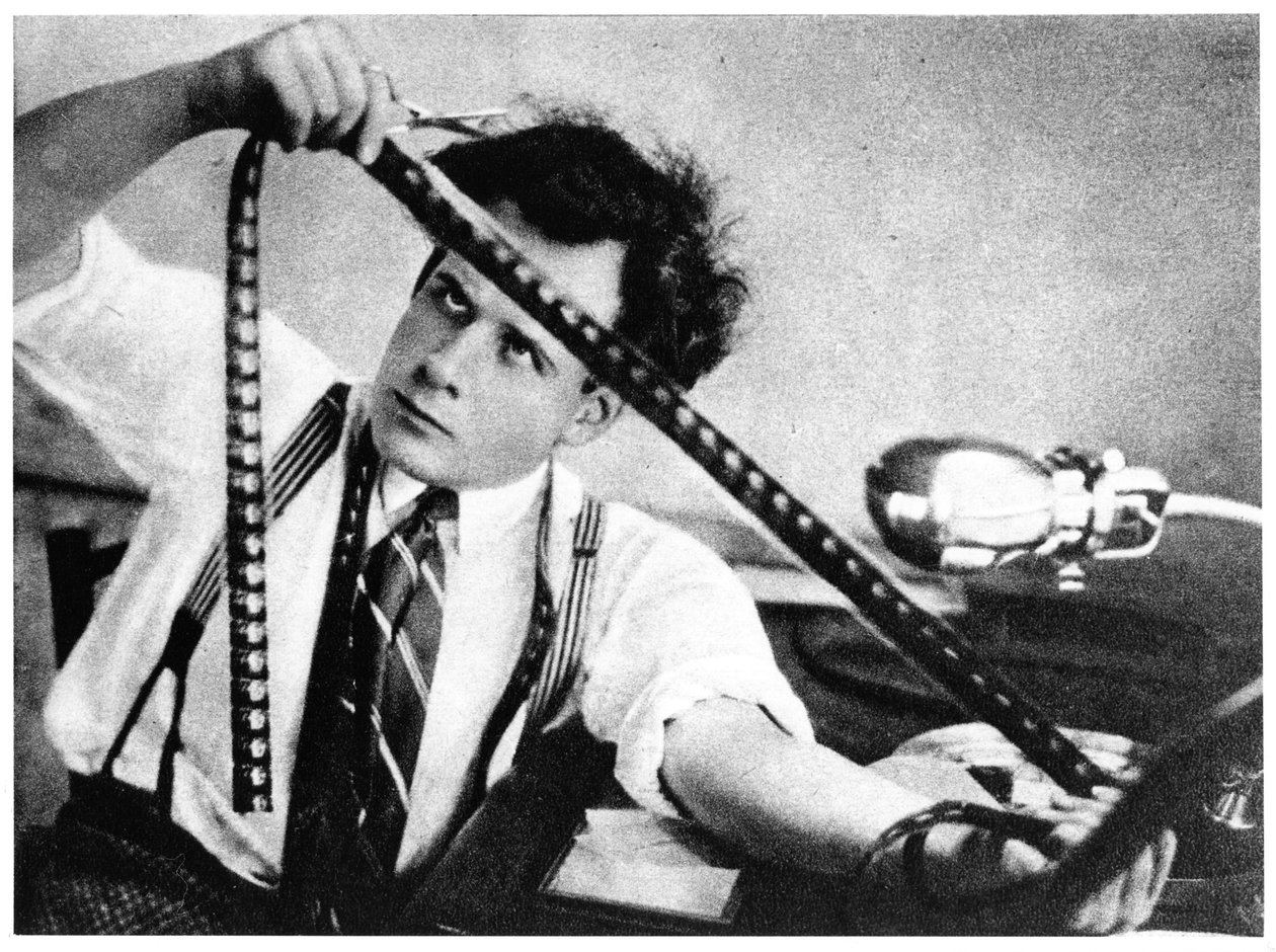 Sergei Eisenstein (1898-1948) střih filmu Říjen 1928 od Serge Eisensteina, Reflexions dun cineaste, vydaný v Moskvě, 1958 od Russian Photographer