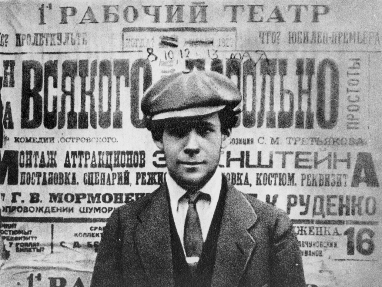 Sergei Eisenstein (1898-1948) před plakátem ke hře, Sagesse, 1923, od Serge Eisenstein, Reflexions dun Cineaste, publikované v Moskvě, 1958 od Russian Photographer