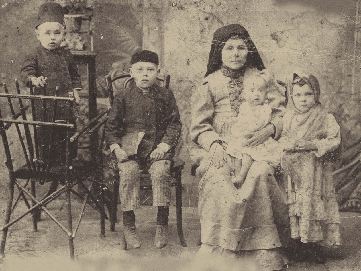 Kazaňská tatarská rodina, cca 1900 (č/b foto) od Russian Photographer