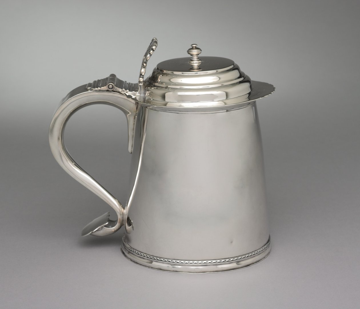 Tankard, kolem roku 1710 od Samuel Vernon