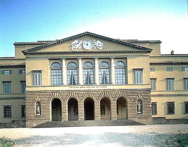 Pohled na fasádu (foto) od School Italian